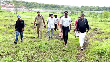 ജില്ലയിൽ ഓൾ ഇന്ത്യ ഇൻസ്റ്റിറ്റ്യൂട്ട് ഓഫ് മെഡിക്കൽ സയൻസസ് (എയിംസ്‌) സ്ഥാപിക്കുന്നതിനായി പ്രൊപ്പോസല്‍  തയ്യാറാക്കാന്‍  പെരിയയിലെ പ്ലാന്റേഷൻ കോർപ്പറേഷൻ ഓഫ് കേരളയുടെ ഭൂമി കലക്ടർ അർജുൻ പാണ്ഡ്യൻ  സന്ദര്‍ശിക്കുന്നു