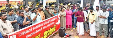 പാലക്കാട് റെയില്‍വേ ഡിവിഷന്‍ വെട്ടിമുറിച്ച കേന്ദ്രസര്‍ക്കാര്‍ നിലപാടിനെതിരെ ഡിവൈഎഫ്ഐ കോഴിക്കോട് റെയില്‍വേ സ്റ്റേഷനിലേക്ക് നടത്തിയ പ്രതിഷേധ മാര്‍ച്ച് അഖിലേന്ത്യാ വൈസ് പ്രസിഡന്റ് വി വസീഫ് ഉദ്ഘാടനം ചെയ്യുന്നു