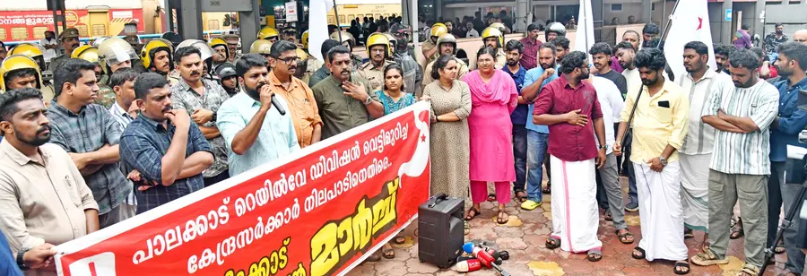 പാലക്കാട് റെയില്‍വേ ഡിവിഷന്‍ വെട്ടിമുറിച്ച കേന്ദ്രസര്‍ക്കാര്‍ നിലപാടിനെതിരെ ഡിവൈഎഫ്ഐ കോഴിക്കോട് റെയില്‍വേ സ്റ്റേഷനിലേക്ക് നടത്തിയ പ്രതിഷേധ മാര്‍ച്ച് അഖിലേന്ത്യാ വൈസ് പ്രസിഡന്റ് വി വസീഫ് ഉദ്ഘാടനം ചെയ്യുന്നു