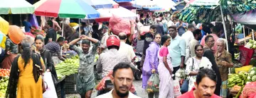 ചൊവ്വ പകല്‍ കോഴിക്കോട് പാളയം മാര്‍ക്കറ്റില്‍ സാധനങ്ങള്‍ വാങ്ങാനെത്തിയവരുടെ തിരക്ക്