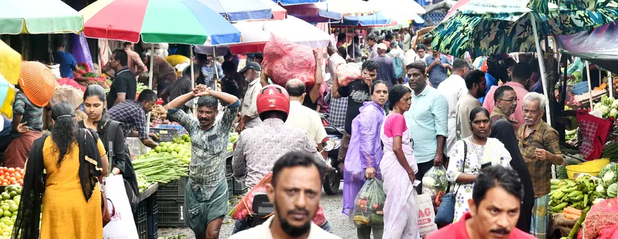 ചൊവ്വ പകല് കോഴിക്കോട് പാളയം മാര്ക്കറ്റില് സാധനങ്ങള് വാങ്ങാനെത്തിയവരുടെ തിരക്ക്