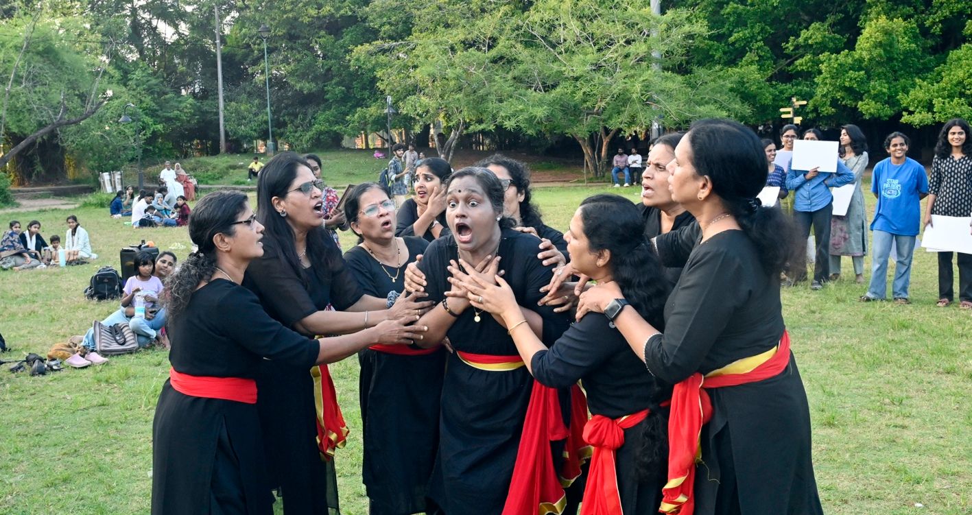സ്‌ത്രീകൾക്കെതിരായ അതിക്രമവിരുദ്ധ ദിനാചരണത്തിന്റെ ഭാഗമായി മാനാഞ്ചിറ സ്ക്വയറിൽ അവതരിപ്പിച്ച തെരുവുനാടകത്തിൽനിന്ന്‌  
