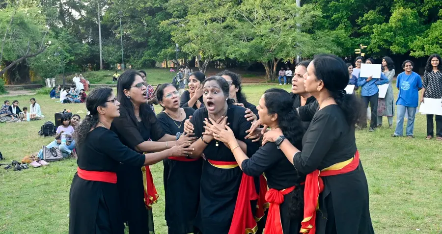 സ്ത്രീകൾക്കെതിരായ അതിക്രമവിരുദ്ധ ദിനാചരണത്തിന്റെ ഭാഗമായി മാനാഞ്ചിറ സ്ക്വയറിൽ അവതരിപ്പിച്ച തെരുവുനാടകത്തിൽനിന്ന്