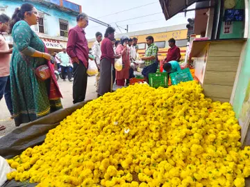 ചിന്നക്കട റെയിൽവേ ഗേറ്റിന്  സമീപമുള്ള പൂവ് വിപണിയിലെ തിരക്ക്