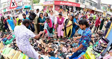 ഉത്രാട പാച്ചിലായ ഇന്നലെ അവസാനഘട്ട ഒരുക്കങ്ങൾക്കായി വിപണിയിലേക്ക് എത്തിയവരുടെ തിരക്ക്.  ചിന്നക്കടയിൽനിന്നുള്ള കാഴ്ച്ച