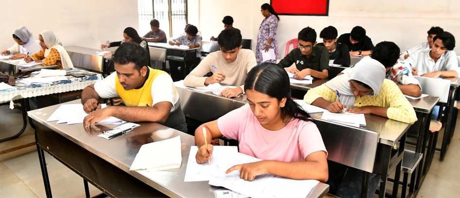 മെഡിക്കല്‍ കോളേജ് ക്യാമ്പസ് എച്ച്എസ്എസില്‍ ദേശാഭിമാനി അക്ഷരമുറ്റം നീറ്റ്,- ജെഇഇ സ്കോളര്‍ഷിപ്പ് പരീക്ഷയെഴുതുന്ന വിദ്യാര്‍ഥികള്‍