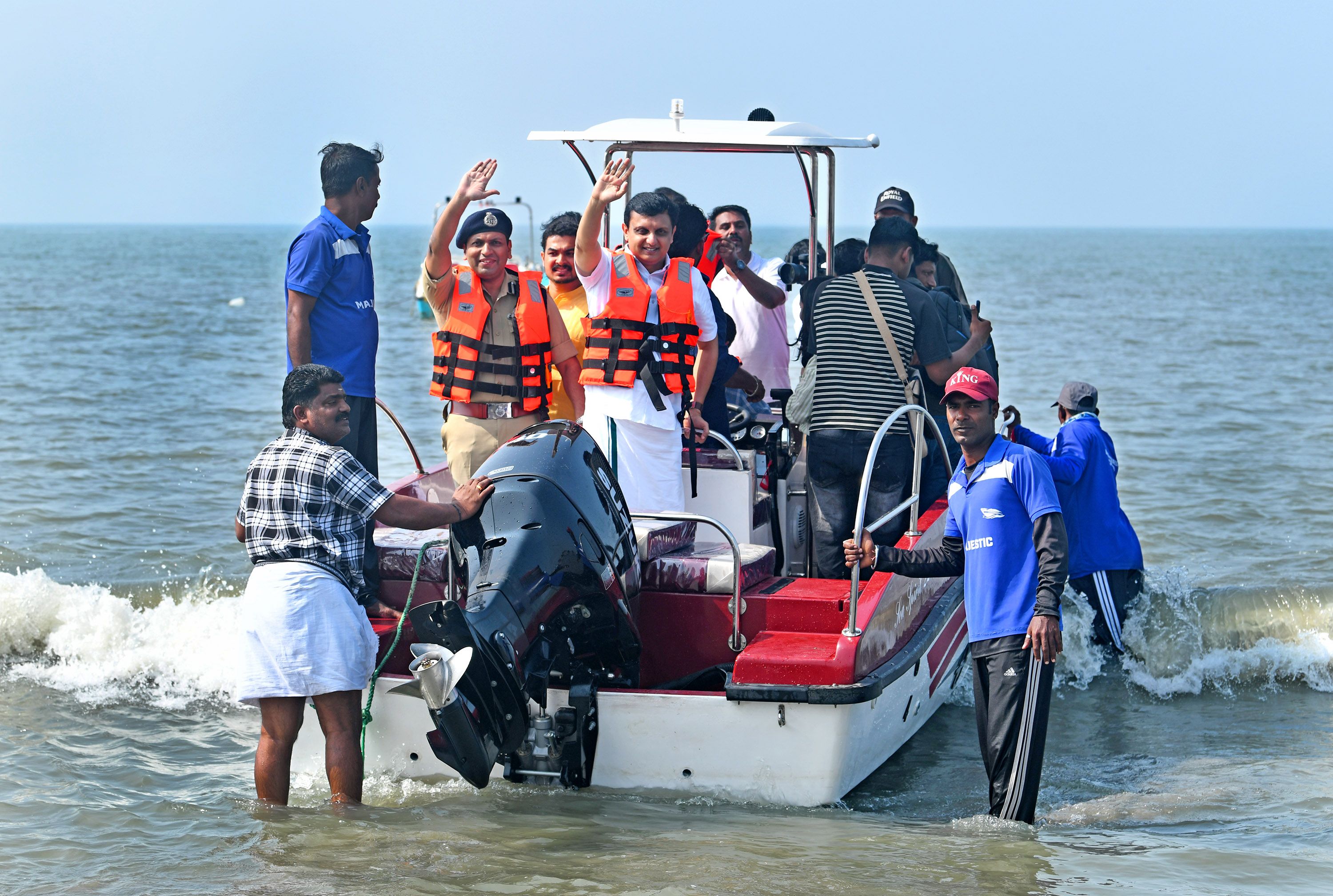 ബേപ്പൂര്‍ വാട്ടര്‍ ഫെസ്റ്റിന്റെ ഭാഗമായി ആരംഭിച്ച പ്രത്യേക ബോട്ട് സര്‍വീസ് ഉദ്ഘാടനം ചെയ്ത മന്ത്രി പി എ മുഹമ്മദ് റിയാസ് ബോട്ടില്‍ കയറി യാത്ര ചെയ്തപ്പോള്‍