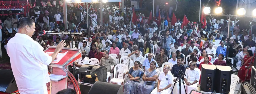 മാരാരിക്കുളം രക്തസാക്ഷിദിനാചരണത്തോടനുബന്ധിച്ച് ചേർന്ന പൊതുസമ്മേളനം സിപിഐ എം സംസ്ഥാന സെക്രട്ടറി എം വി ഗോവിന്ദൻ ഉദ്ഘാടനംചെയ്യുന്നു