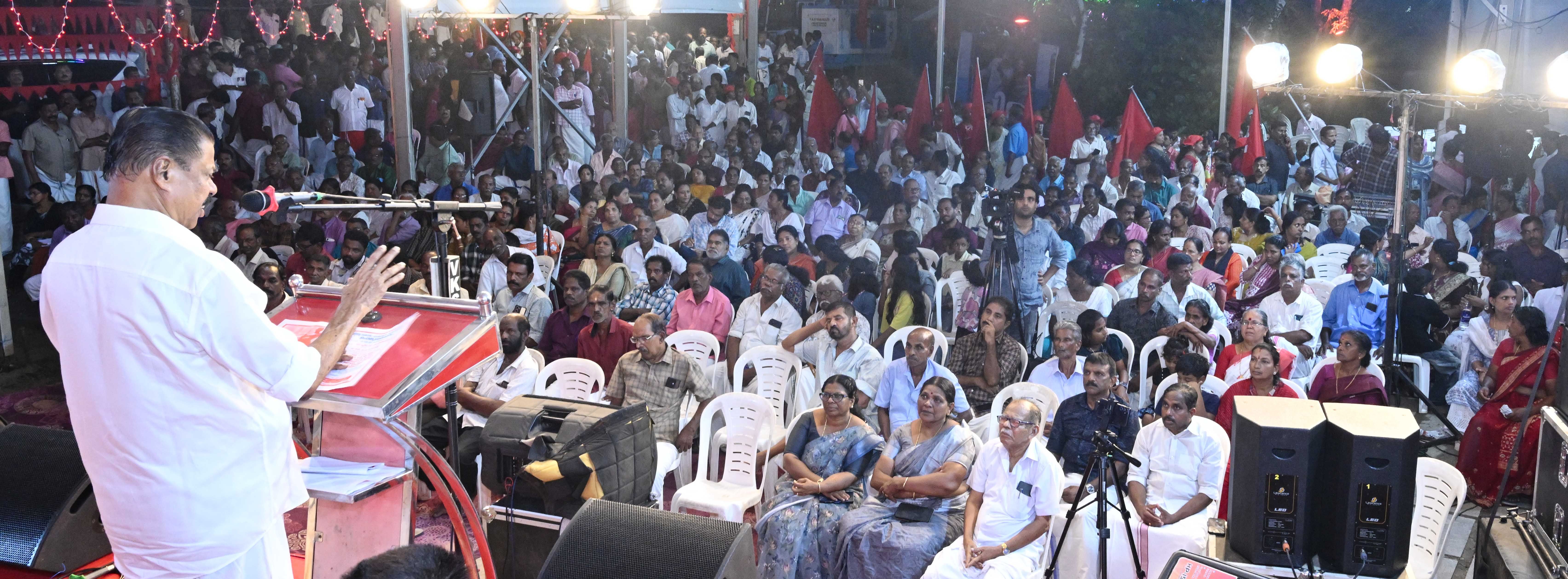 മാരാരിക്കുളം രക്തസാക്ഷിദിനാചരണത്തോടനുബന്ധിച്ച് ചേർന്ന പൊതുസമ്മേളനം സിപിഐ എം സംസ്ഥാന സെക്രട്ടറി എം വി ഗോവിന്ദൻ ഉദ്ഘാടനംചെയ്യുന്നു
