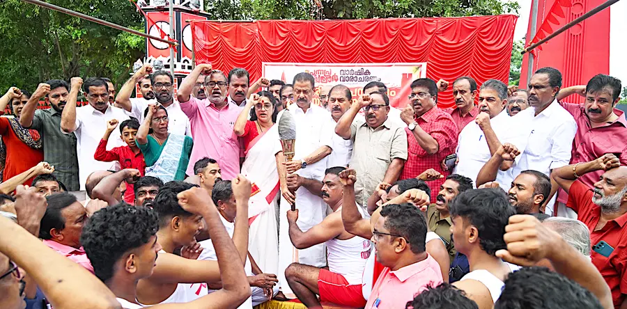 വയലാർ രക്തസാക്ഷി മണ്ഡപത്തിൽ സ്ഥാപിക്കാനുള്ള ദീപശിഖ വലിയചുടുകാട് രക്തസാക്ഷി മണ്ഡപത്തിൽനിന്ന്
സിപിഐ എം സംസ്ഥാന സെക്രട്ടറി എം വി ഗോവിന്ദൻ അത്ലീറ്റ് പ്രതാപന് കൈമാറുന്നു