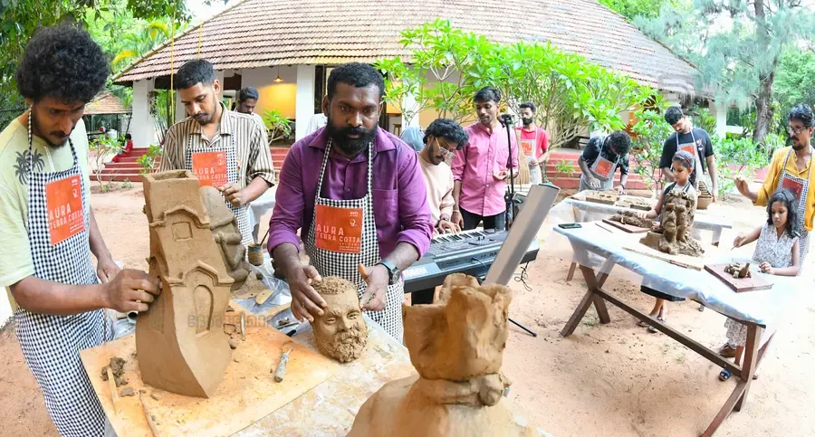 ആശ്രാമം 8 പോയിന്റ് ആർട്ട് കഫേയിൽ നടന്ന ഓറ ടെറകോട്ട ക്യാമ്പിൽനിന്ന്