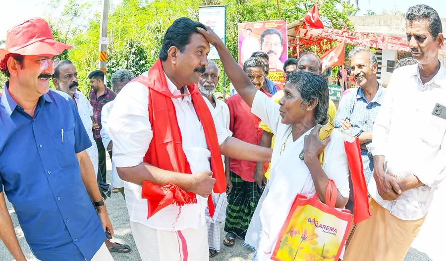 തെരഞ്ഞെടുപ്പ് പ്രചാരണത്തിനിടെ എൽഡിഎഫ് പുനലൂർ മണ്ഡലം സ്ഥാനാർഥി സി അജയപ്രസാദ് റോസ്മലയിൽ  വോട്ട് അഭ്യർഥിച്ച് എത്തിയപ്പോൾ