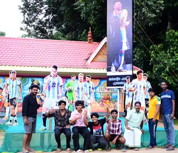 ഇരവിപുരം പുത്തൻനട ആർട്‌സ് ആൻഡ് സ്പോർട്സ് ക്ലബ്  സ്ഥാപിച്ച മിനി സ്റ്റേഡിയവും അർജന്റീനൻ കളിക്കാരുടെ കട്ടൗട്ടും