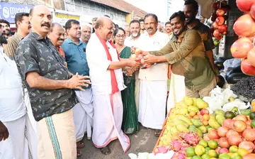 കൊല്ലം  മണ്ഡലം എൽഡിഎഫ്  സ്ഥാനാർഥി   എസ് ജയമോഹൻ ചാമക്കടയിൽ  വോട്ട് അഭ്യർഥിച്ച്  എത്തിയപ്പോൾ 