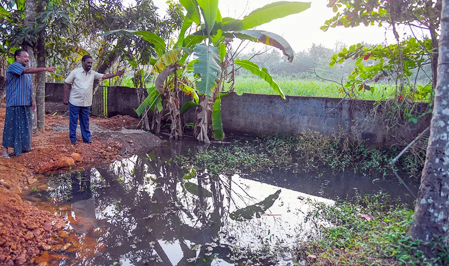 കൊല്ലം മൈലക്കാട് ദേശീയപാത തകർന്നു വീണതിനെ തുടർന്ന് ഒഴുക്കുനിലച്ച തഴുത്തല ഏലായിലെ മലിനജലം സമീപത്തെ വീടുകളിലേക്ക് കയറിയപ്പോൾ