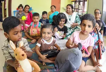 തിരുമുല്ലവാരം കുന്നേമുക്കിലുള്ള അങ്കണവാടി കം ക്രഷിലെ കുട്ടികൾ അങ്കണവാടി ജീവനക്കാർക്കൊപ്പം