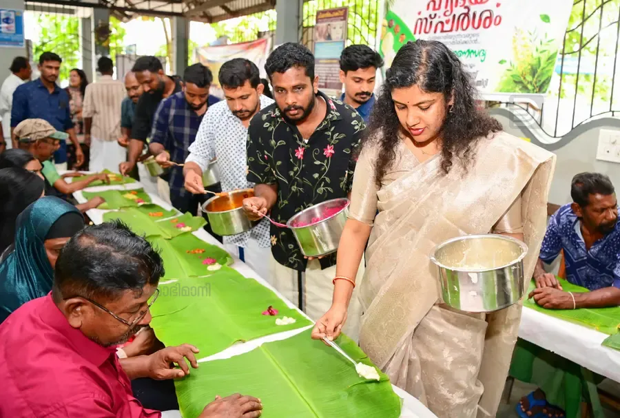 ഡിവൈഎഫ്ഐ ഹൃദയ സ്പർശം പരിപാടിയുടെ ഭാഗമായി ചവറ ഈസ്റ്റ് മേഖലാ കമ്മിറ്റിയുടെ നേതൃത്വത്തിൽ ജില്ലാ ആശുപത്രിയിൽ സംഘടിപ്പിച്ച തിരുവോണ സദ്യ വിളമ്പുന്ന ഡിവൈഎഫ്ഐ സംസ്ഥാന പ്രസിഡന്റ് ചിന്ത ജെറോം
