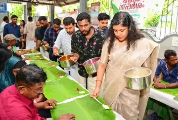ഡിവൈഎഫ്ഐ ഹൃദയ സ്പർശം പരിപാടിയുടെ ഭാഗമായി ചവറ ഈസ്റ്റ് മേഖലാ കമ്മിറ്റിയുടെ നേതൃത്വത്തിൽ ജില്ലാ ആശുപത്രിയിൽ സംഘടിപ്പിച്ച തിരുവോണ സദ്യ വിളമ്പുന്ന ഡിവൈഎഫ്ഐ സംസ്ഥാന പ്രസിഡന്റ്‌ ചിന്ത ജെറോം
