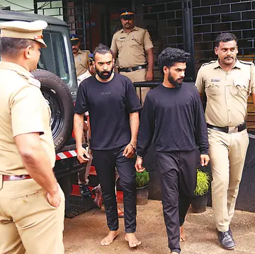 ആലപ്പുഴ നോർത്ത് പൊലീസ് സ്റ്റേഷനിൽ അഖിൽ കൊലക്കേസിലെ  പ്രതികളെ എത്തിച്ചപ്പോൾ 