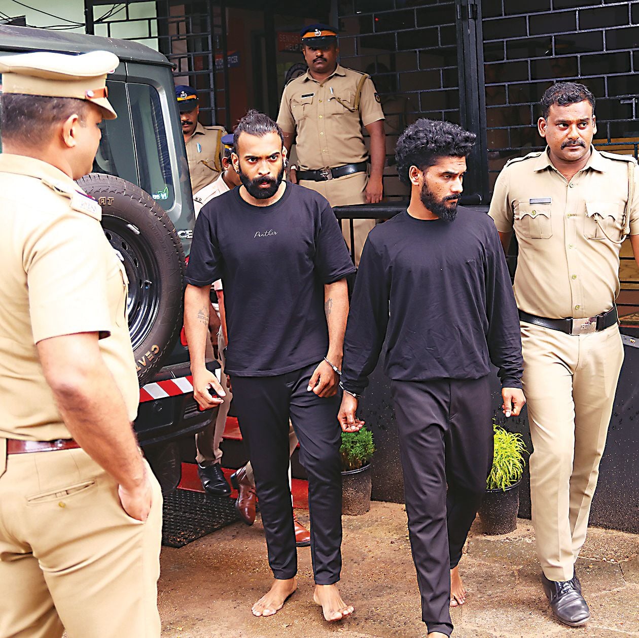ആലപ്പുഴ നോർത്ത് പൊലീസ് സ്റ്റേഷനിൽ അഖിൽ കൊലക്കേസിലെ  പ്രതികളെ എത്തിച്ചപ്പോൾ 