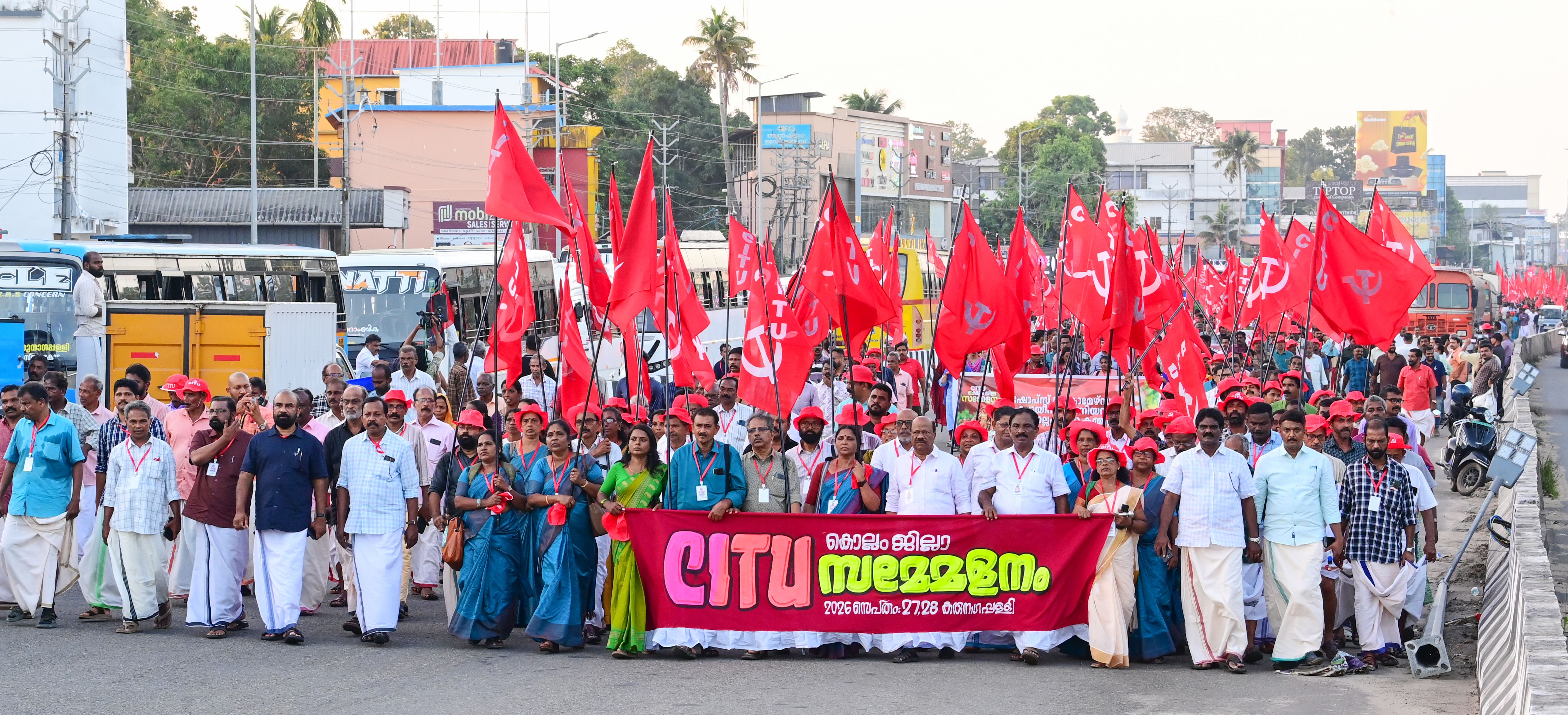 സിഐടിയു കൊല്ലം ജില്ലാ സമ്മേളനത്തിന്റെ സമാപനം കുറിച്ച് കരുനാഗപ്പള്ളിയിൽ നടന്ന പ്രകടനം                                                     ഫോട്ടോ / എം എസ് ശ്രീധർലാൽ 