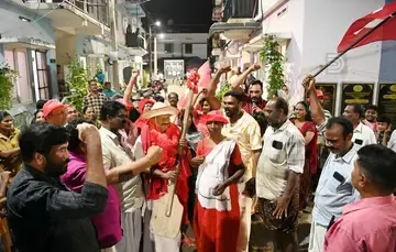 കൊല്ലം  മണ്ഡലം എൽഡിഎഫ് സ്ഥാനാർഥി എസ് ജയമോഹനെ നീലിമ, കുളിർമ ഫ്ലാറ്റ് നിവാസികളായ മത്സ്യത്തൊഴിലാളികൾ പങ്കായം നൽകി സ്വീകരിക്കുന്നു.                                                             ഫോട്ടോ: ആർ സഞ്ജീവ്