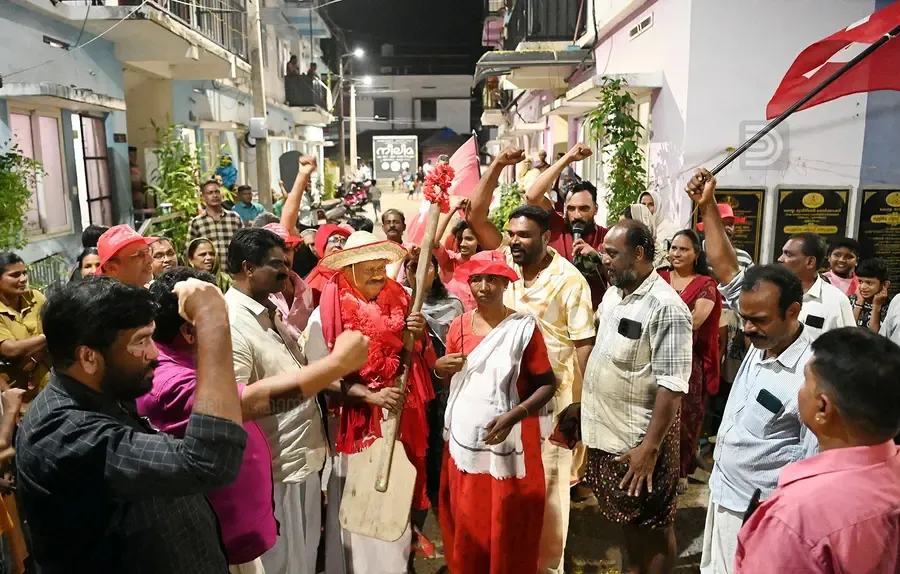 കൊല്ലം മണ്ഡലം എൽഡിഎഫ് സ്ഥാനാർഥി എസ് ജയമോഹനെ നീലിമ, കുളിർമ ഫ്ലാറ്റ് നിവാസികളായ മത്സ്യത്തൊഴിലാളികൾ പങ്കായം നൽകി സ്വീകരിക്കുന്നു. ഫോട്ടോ: ആർ സഞ്ജീവ്