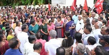 കേരള കാഷ്യൂ വർക്കേഴ്സ് സെന്റർ നടത്തിയ കൊല്ലം പിഎഫ്‌ ഓഫീസ്‌ മാർച്ച്‌  സിഐടിയു സംസ്ഥാന വൈസ് പ്രസിഡന്റ് സി എസ്‌ സുജാത ഉദ്ഘാടനംചെയ്യുന്നു