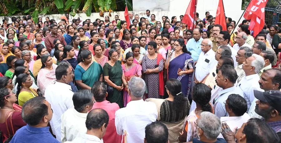 കേരള കാഷ്യൂ വർക്കേഴ്സ് സെന്റർ നടത്തിയ കൊല്ലം പിഎഫ്‌ ഓഫീസ്‌ മാർച്ച്‌  സിഐടിയു സംസ്ഥാന വൈസ് പ്രസിഡന്റ് സി എസ്‌ സുജാത ഉദ്ഘാടനംചെയ്യുന്നു
