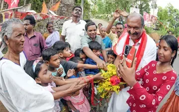 കൊട്ടാരക്കര മണ്ഡലം എൽഡിഎഫ് സ്ഥാനാർഥി കെ എൻ ബാലഗോപാലിന് മൈലം പഞ്ചായത്തിലെ കാഞ്ഞിരംവിളയിൽ നൽകിയ സ്വീകരണം.                                                                                                                                               ഫോട്ടോ: എം എസ് ശ്രീധർലാൽ 