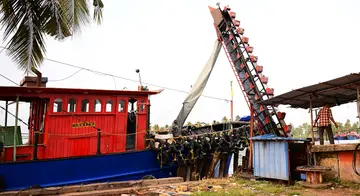 ശക്തികുളങ്ങരയിൽ ബോട്ടിലേക്ക് ഐസ് ക്രഷർ ഉപയോഗിച്ച് നിറക്കുന്നു