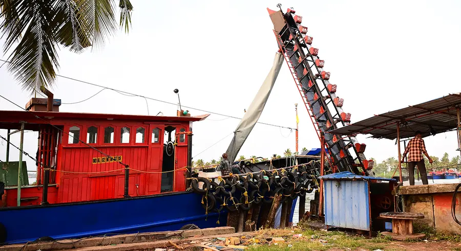 ശക്തികുളങ്ങരയിൽ ബോട്ടിലേക്ക് ഐസ് ക്രഷർ ഉപയോഗിച്ച് നിറക്കുന്നു