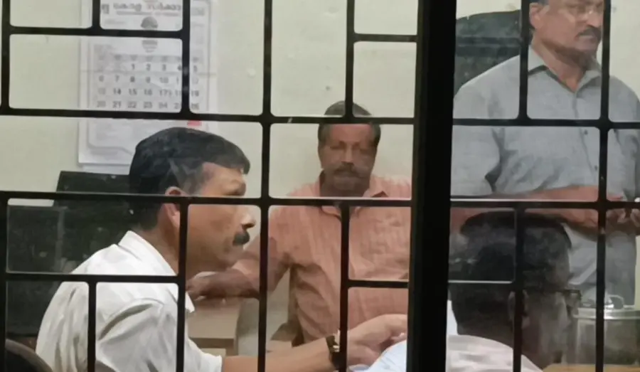 വീട്ടുവളപ്പിൽ മൃതദേഹാവശിഷ്ട്ങ്ങൾ കണ്ടെത്തിയ സംഭവത്തിൽ അറസ്‌റ്റിലായ സെബാസ്റ്റ്യനെ ചോദ്യംചെയ്യാൻ കോട്ടയം ക്രൈംബ്രാഞ്ച് ഓഫീസിൽ എത്തിച്ചപ്പോൾ