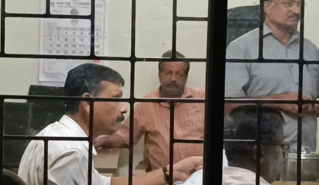 വീട്ടുവളപ്പിൽ മൃതദേഹാവശിഷ്ട്ങ്ങൾ കണ്ടെത്തിയ സംഭവത്തിൽ അറസ്‌റ്റിലായ സെബാസ്റ്റ്യനെ ചോദ്യംചെയ്യാൻ കോട്ടയം ക്രൈംബ്രാഞ്ച് ഓഫീസിൽ എത്തിച്ചപ്പോൾ