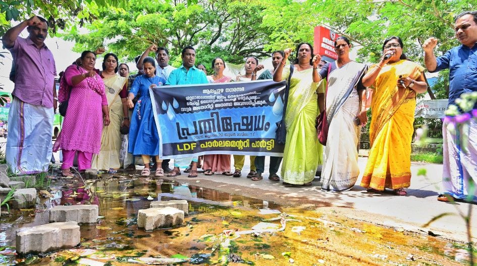 പൊട്ടിയ കുടിവെള്ള വിതരണ പൈപ്പ് നന്നാക്കാത്തതിനെതിരെ എൽഡിഎഫ് കൗൺസിലർമാർ നടത്തിയ സമരം വി ജി വിഷ്‌ണു ഉദ്‌ഘാടനംചെയ്യുന്നു
