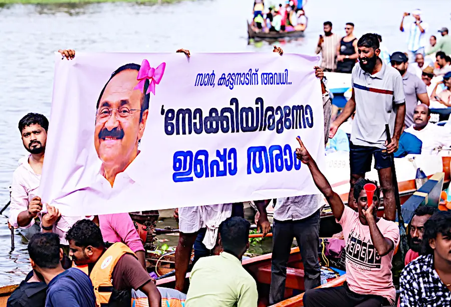 ചമ്പക്കുളം മൂലം വള്ളംകളിക്കിടയിൽ മുഖ്യമന്ത്രി വി ഡി സതീശനെതിരെ കുട്ടനാട്ടുകാർ ഉയർത്തിയ ഫ്ലക്സ്