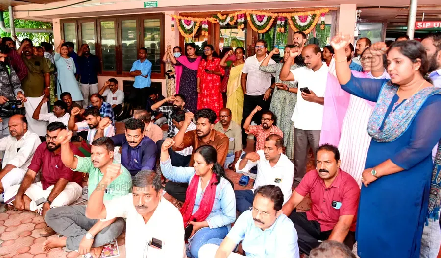 മാനദണ്ഡവിരുദ്ധ സ്ഥലംമാറ്റം റദ്ദ് ചെയ്യണമെന്ന് ആവശ്യപ്പെട്ട് എഫ്എസ്ഇടിഒ നേതൃത്വത്തിൽ വനംവകുപ്പ് ഓഫീസിന്  മുന്നിൽ പ്രതിഷേധിച്ച ജീവനക്കാരെ ആക്രമിച്ചതിനെ തുടര്‍ന്ന് ഫോറസ്റ്റ് ഓഫീസ് ഉപരോധിക്കുന്ന പ്രവർത്തകർ