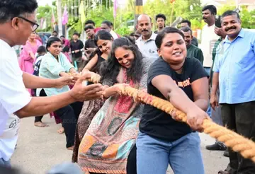കോട്ടയ്ക്കകം ഓണം മഹോത്സവത്തിന്റെ ഭാഗമായി നടത്തിയ പെൺകുട്ടികളുടെ വടംവലി മത്സരത്തിൽനിന്ന് 