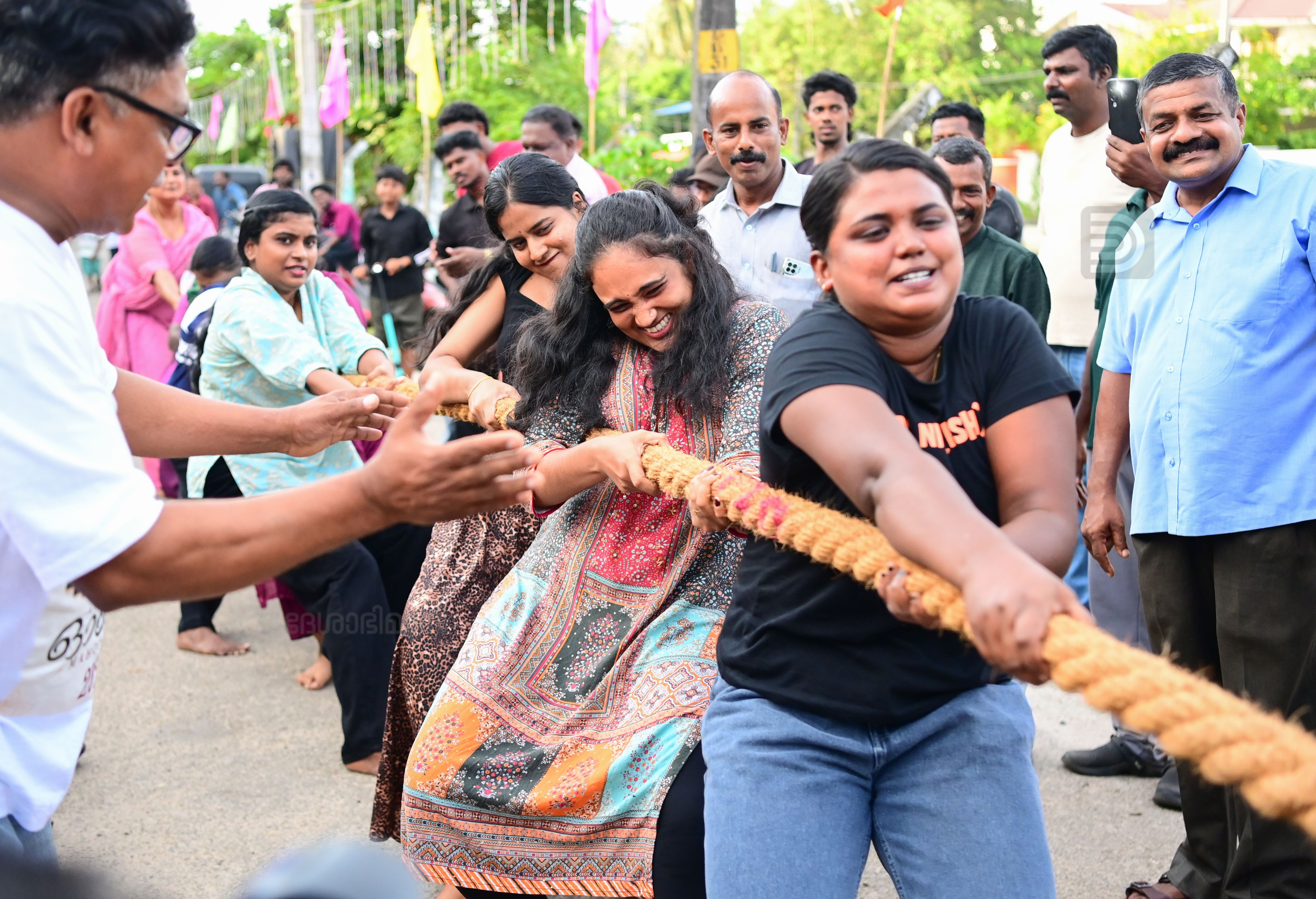 കോട്ടയ്ക്കകം ഓണം മഹോത്സവത്തിന്റെ ഭാഗമായി നടത്തിയ പെൺകുട്ടികളുടെ വടംവലി മത്സരത്തിൽനിന്ന് 