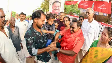 കുന്നത്തൂർ മണ്ഡലം എൽഡിഎഫ് സ്ഥാനാർഥി കോവൂർ കുഞ്ഞുമോന്  കിഴക്കേകല്ലട പഞ്ചായത്തിൽ ബംഗ്ലാംചരുവിൽ നൽകിയ സ്വീകരണത്തിൽ നിന്നും