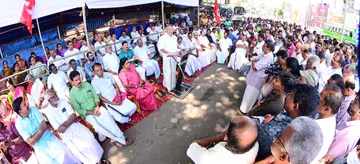 മുഖ്യ തെരഞ്ഞെടുപ്പ് കമീഷണറുടെ ജനാധിപത്യവിരുദ്ധ നടപടികൾക്കെതിരെ എൽഡിഎഫ്‌ ജില്ലാ കമ്മിറ്റി നേതൃത്വത്തിൽ നടന്ന കൊല്ലം ഹെഡ് പോസ്റ്റ് ഓഫീസ്‌ മാർച്ചും ധർണയും സിപിഐ സംസ്ഥാന എക്സിക്യൂട്ടീവ് അംഗം മുല്ലക്കര രത്നാകരൻ ഉദ്ഘാടനംചെയ്യുന്നു