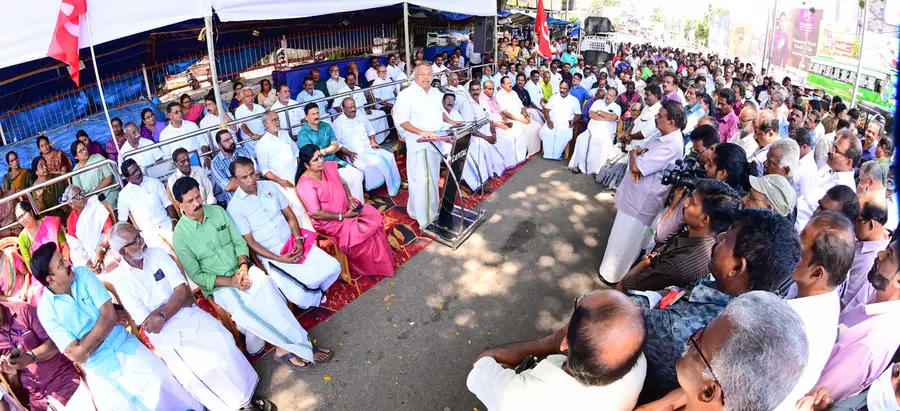 മുഖ്യ തെരഞ്ഞെടുപ്പ് കമീഷണറുടെ ജനാധിപത്യവിരുദ്ധ നടപടികൾക്കെതിരെ എൽഡിഎഫ് ജില്ലാ കമ്മിറ്റി നേതൃത്വത്തിൽ നടന്ന കൊല്ലം ഹെഡ് പോസ്റ്റ് ഓഫീസ്
മാർച്ചും ധർണയും സിപിഐ സംസ്ഥാന എക്സിക്യൂട്ടീവ് അംഗം മുല്ലക്കര രത്നാകരൻ ഉദ്ഘാടനംചെയ്യുന്നു