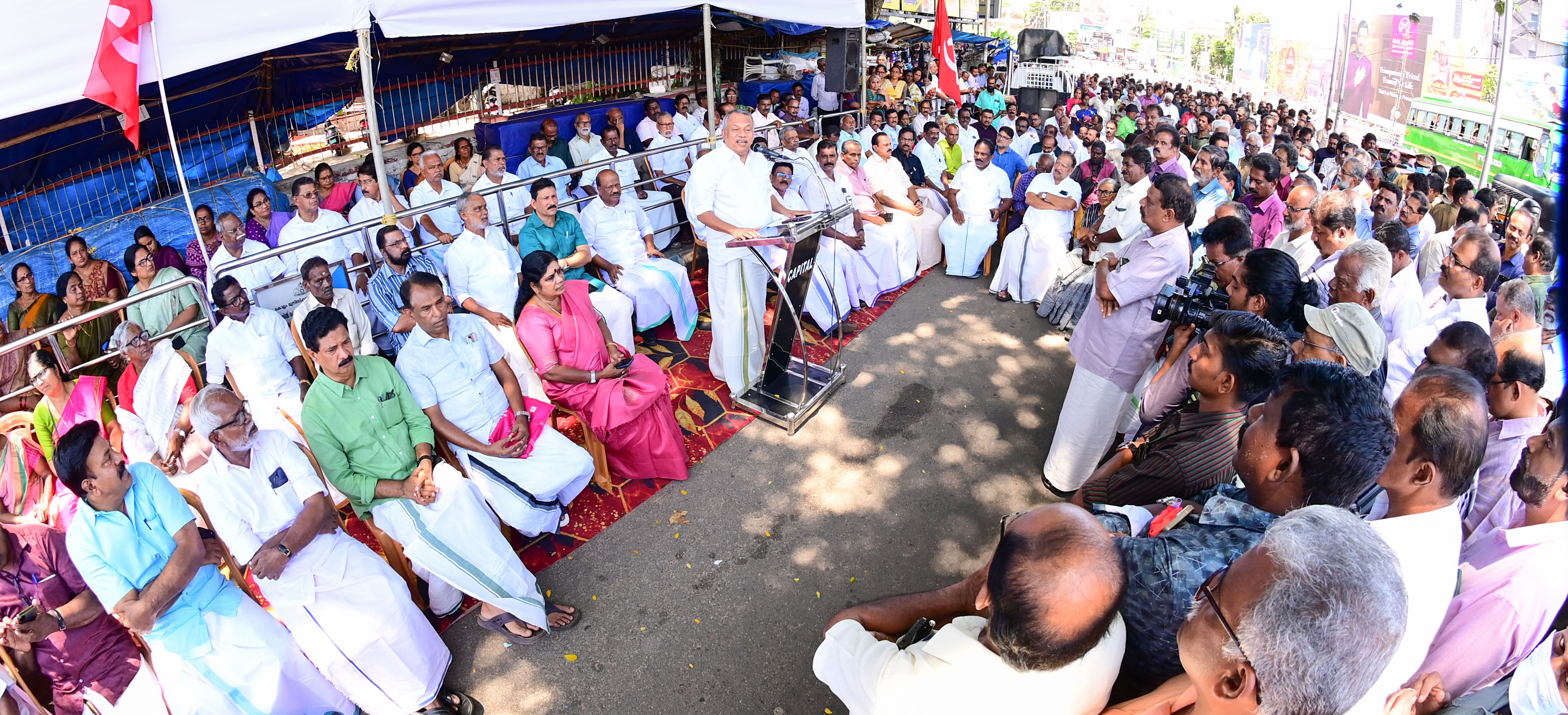 മുഖ്യ തെരഞ്ഞെടുപ്പ് കമീഷണറുടെ ജനാധിപത്യവിരുദ്ധ നടപടികൾക്കെതിരെ എൽഡിഎഫ്‌ ജില്ലാ കമ്മിറ്റി നേതൃത്വത്തിൽ നടന്ന കൊല്ലം ഹെഡ് പോസ്റ്റ് ഓഫീസ്‌ മാർച്ചും ധർണയും സിപിഐ സംസ്ഥാന എക്സിക്യൂട്ടീവ് അംഗം മുല്ലക്കര രത്നാകരൻ ഉദ്ഘാടനംചെയ്യുന്നു