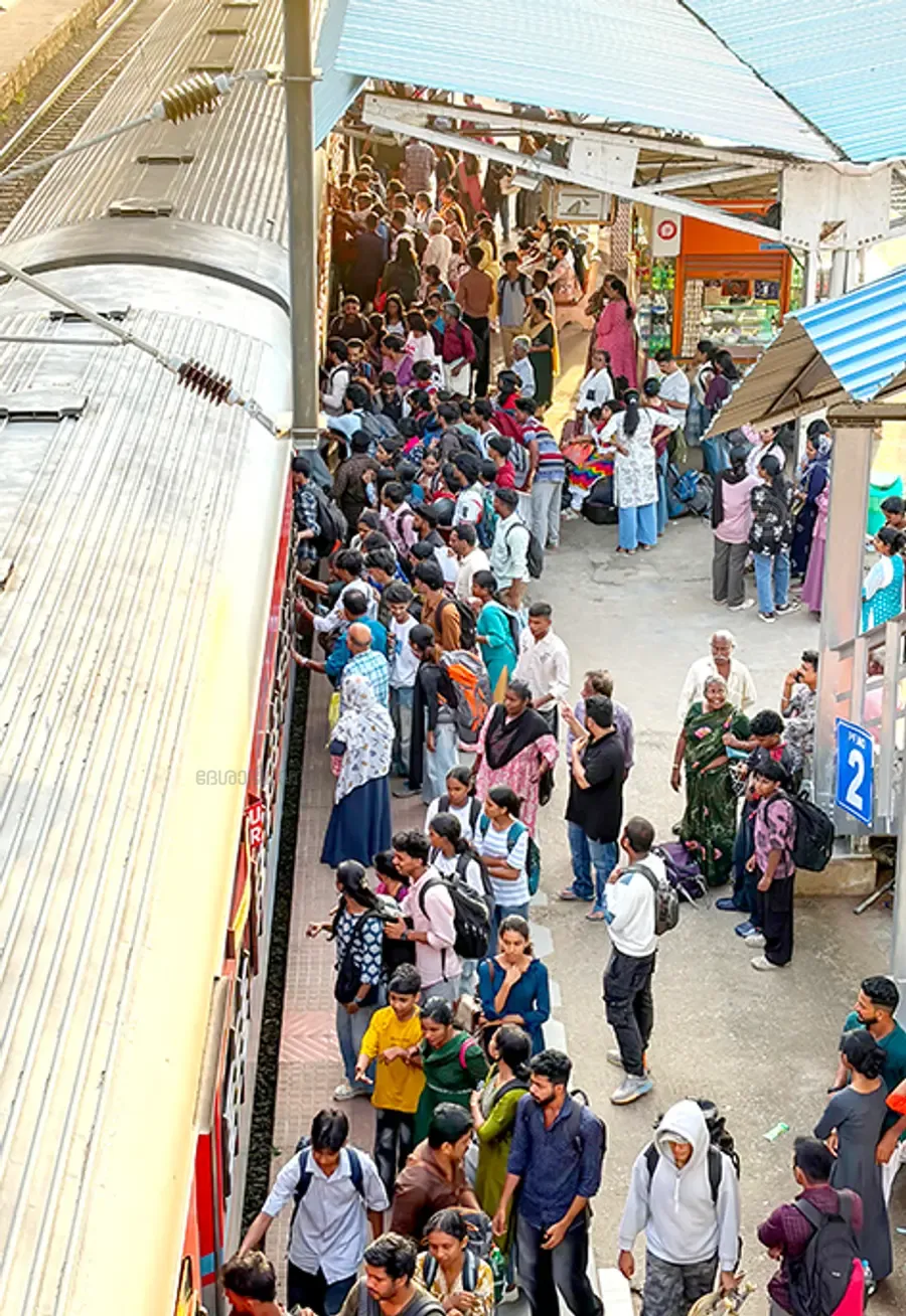 കൊല്ലം റെയിൽവേ സ്റ്റേഷനിൽ ട്രെയിൻ കയറാൻ എത്തിയവരുടെ തിരക്ക്