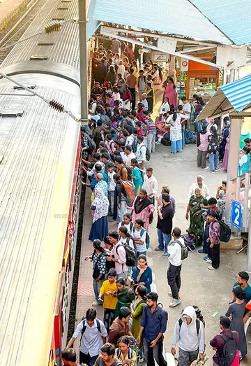 കൊല്ലം റെയിൽവേ സ്റ്റേഷനിൽ ട്രെയിൻ കയറാൻ എത്തിയവരുടെ തിരക്ക്