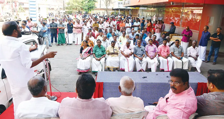 അഖിലേന്ത്യാ പണിമുടക്കിന്റെ ഭാഗമായി നടന്ന പ്രകടനത്തിനുശേഷം ആലപ്പുഴ മുനിസിപ്പൽ ടൗൺഹാളിന് സമീപം ചേർന്ന യോഗം എഐടിയുസി സംസ്ഥാന പ്രസിഡന്റ് ടി ജെ ആഞ്ചലോസ് ഉദ്ഘാടനംചെയ്യുന്നു