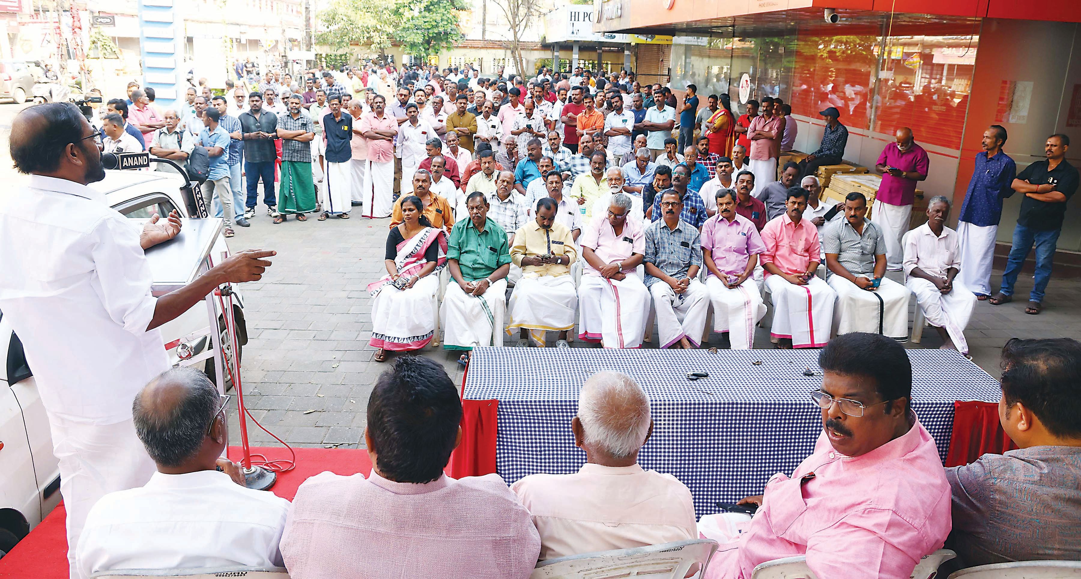 അഖിലേന്ത്യാ പണിമുടക്കിന്റെ ഭാഗമായി നടന്ന പ്രകടനത്തിനുശേഷം ആലപ്പുഴ മുനിസിപ്പൽ ടൗൺഹാളിന് സമീപം ചേർന്ന യോഗം എഐടിയുസി സംസ്ഥാന പ്രസിഡന്റ് ടി ജെ ആഞ്ചലോസ് ഉദ്ഘാടനംചെയ്യുന്നു