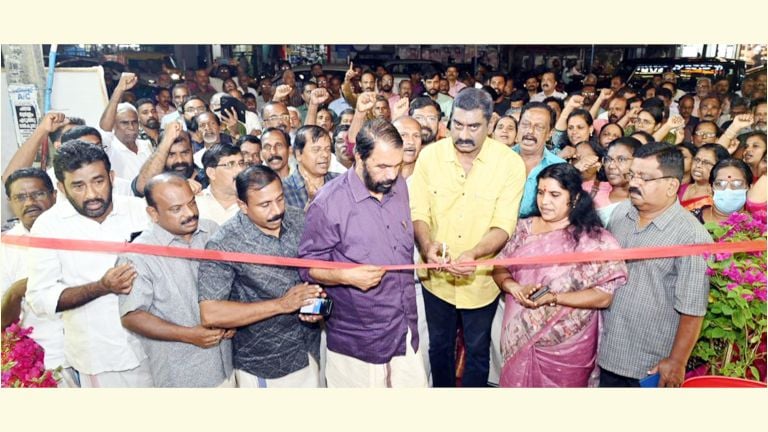 നേമം മണ്ഡലം എൽഡിഎഫ് സ്ഥാനാർഥി വി ശിവൻകുട്ടിയുടെ കരമനയിലെ തെരഞ്ഞെടുപ്പ് കമ്മിറ്റി ഓഫീസ് നടൻ സുധീർ കരമന ഉദ്ഘാടനം ചെയ്യുന്നു