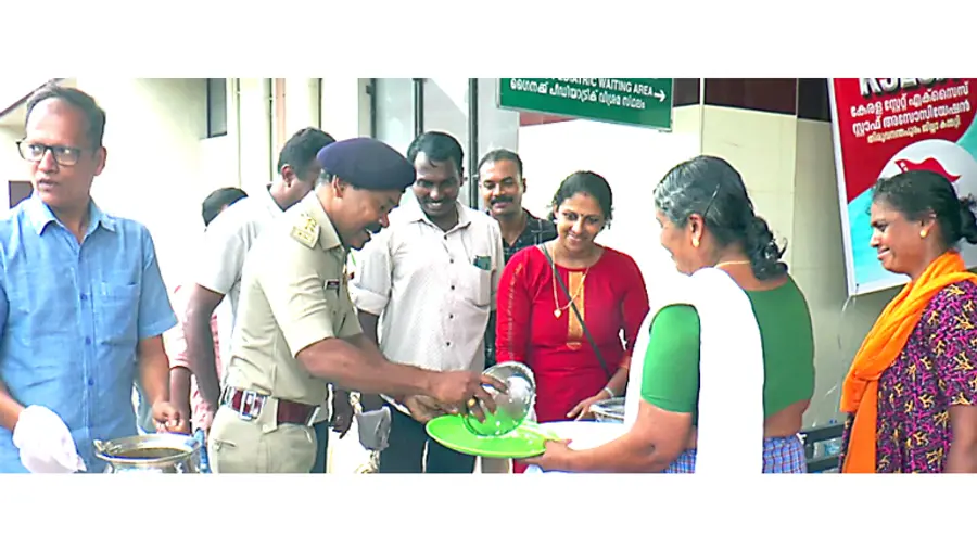നെടുമങ്ങാട് ജില്ലാ ആശുപത്രിയിൽ കേരള സ്റ്റേറ്റ് എക്സൈസ് സ്റ്റാഫ് അസോസിയേഷനന്റെ ഉച്ചഭക്ഷണ വിതരണം  അസിസ്റ്റന്റ്‌ എക്സൈസ് കമീഷണർ ബി എൽ ഷിബു  ഉദ്‌ഘാടനം ചെയ്യുന്നു