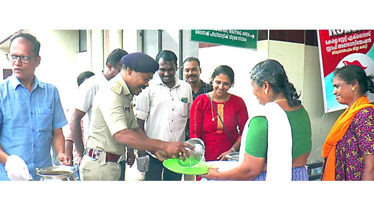 നെടുമങ്ങാട് ജില്ലാ ആശുപത്രിയിൽ കേരള സ്റ്റേറ്റ് എക്സൈസ് സ്റ്റാഫ് അസോസിയേഷനന്റെ ഉച്ചഭക്ഷണ വിതരണം  അസിസ്റ്റന്റ്‌ എക്സൈസ് കമീഷണർ ബി എൽ ഷിബു  ഉദ്‌ഘാടനം ചെയ്യുന്നു